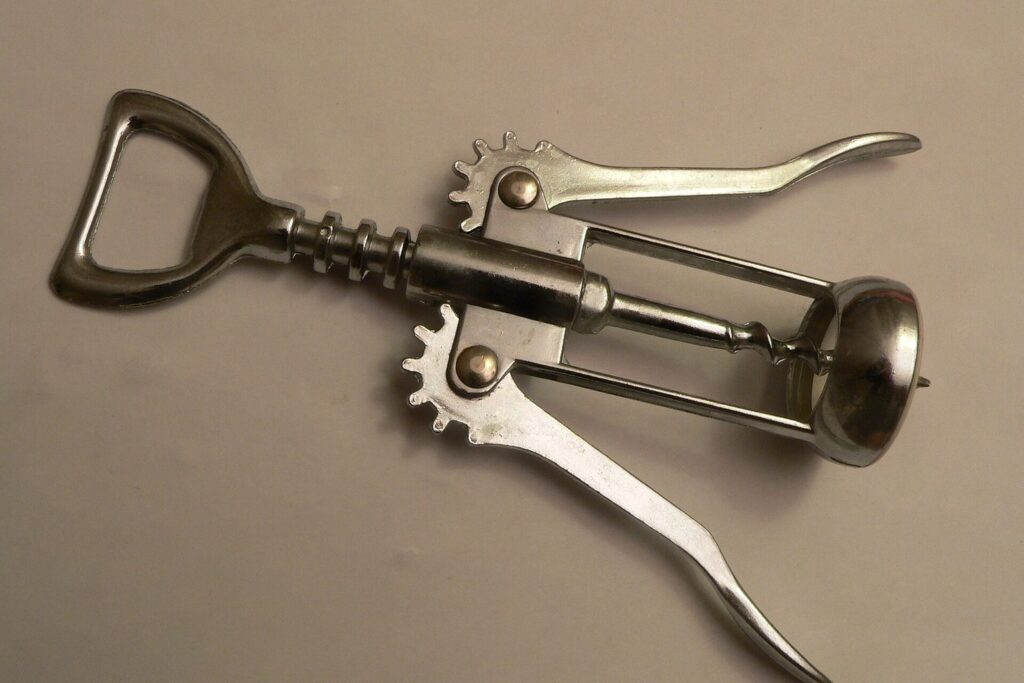 Flügelkorkenzieher aus Metall mit zwei Hebeln und Flaschenöffner