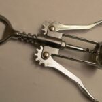 Flügelkorkenzieher aus Metall mit zwei Hebeln und Flaschenöffner
