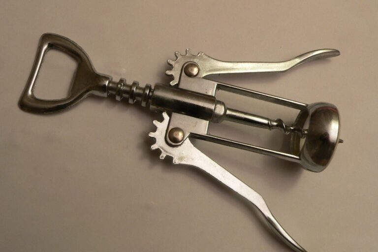 Flügelkorkenzieher aus Metall mit zwei Hebeln und Flaschenöffner