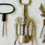 Drei Korkenzieher-Bauformen nebeneinander: T-Griff, Flügelkorkenzieher und Kellnermesser