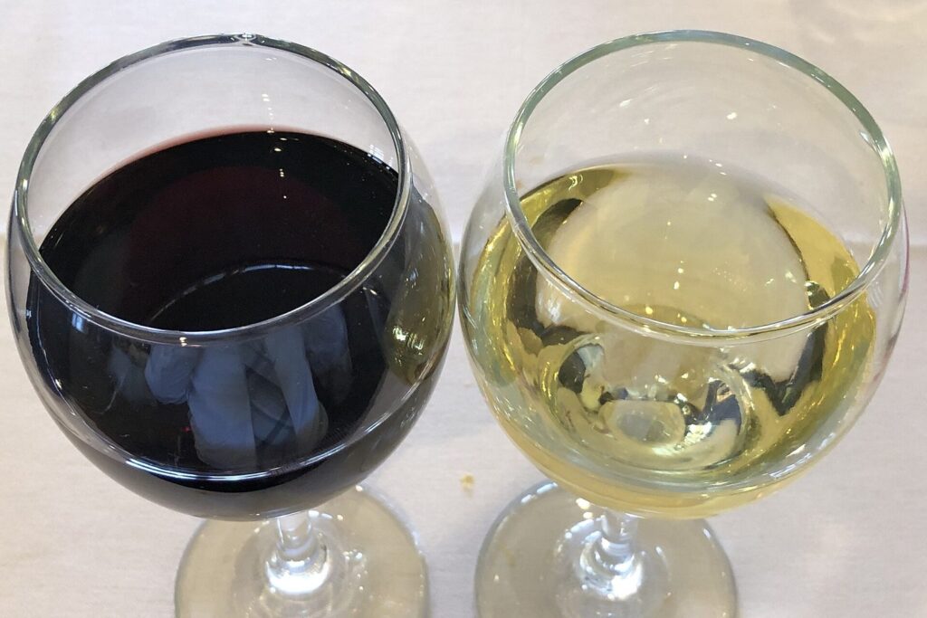 Nahaufnahme eines Rotwein- und eines Weißweinglases