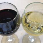 Nahaufnahme eines Rotwein- und eines Weißweinglases