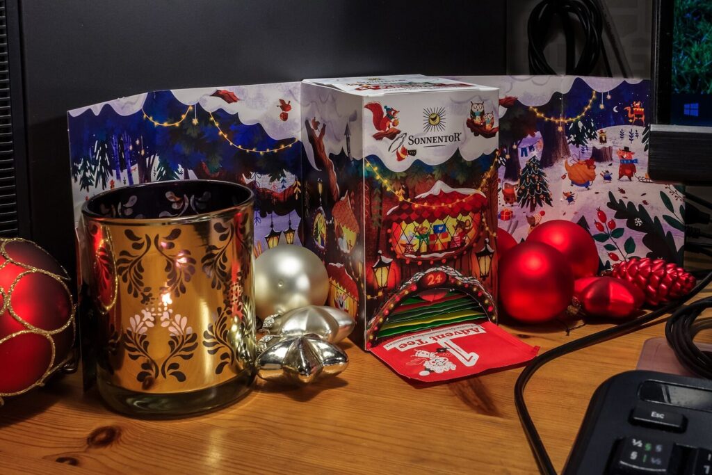 Weihnachtlich verpackte Geschenkboxen mit Christbaumkugeln