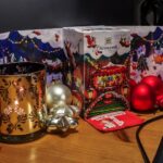 Weihnachtlich verpackte Geschenkboxen mit Christbaumkugeln